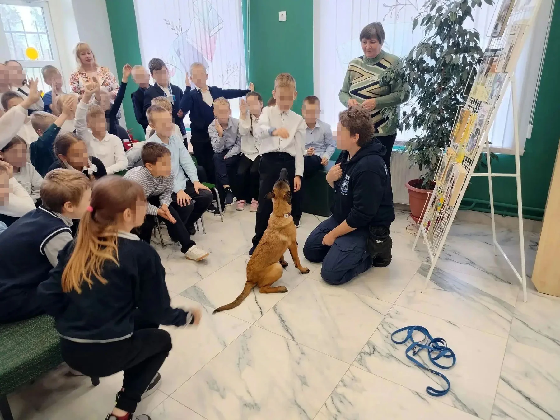 Специалисты-кинологи проводят встречу со школьниками в библиотеке